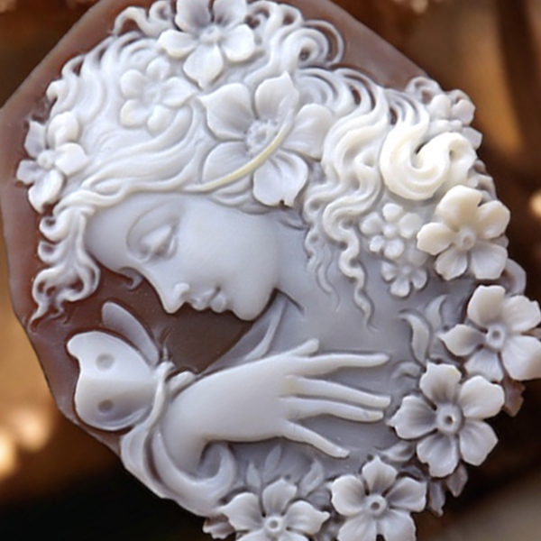 カメオ彫刻家アッカニート氏製作 女神フローラの図柄のカメオ作品をご紹介