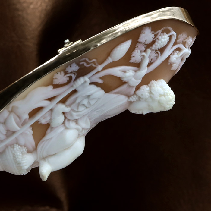 立体的なエンジェルのアンティーク シェルカメオのご紹介