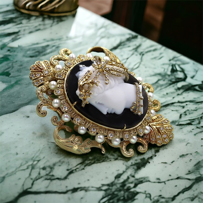 アンティークカメオに最高レベルの枠がついた特別なカメオ