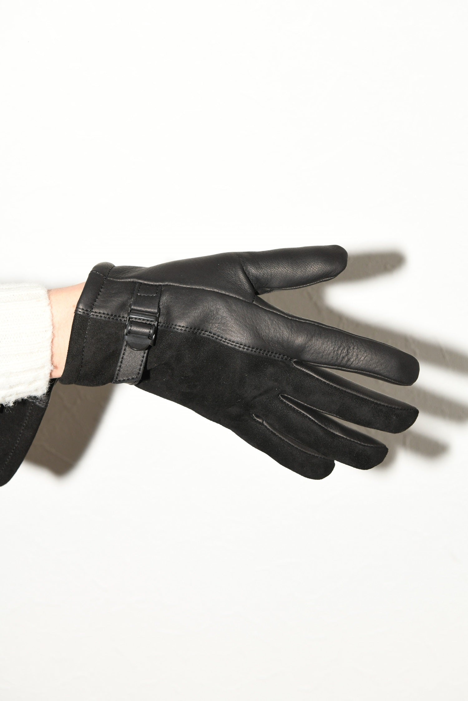 Mil-Gloves / Post Production – Auba Jaconelli