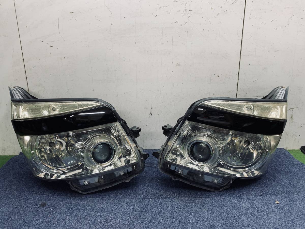 ヴォクシー ZR ZRR70W ZRR75W 前期 純正 HID ヘッドライト 左右 KOITO