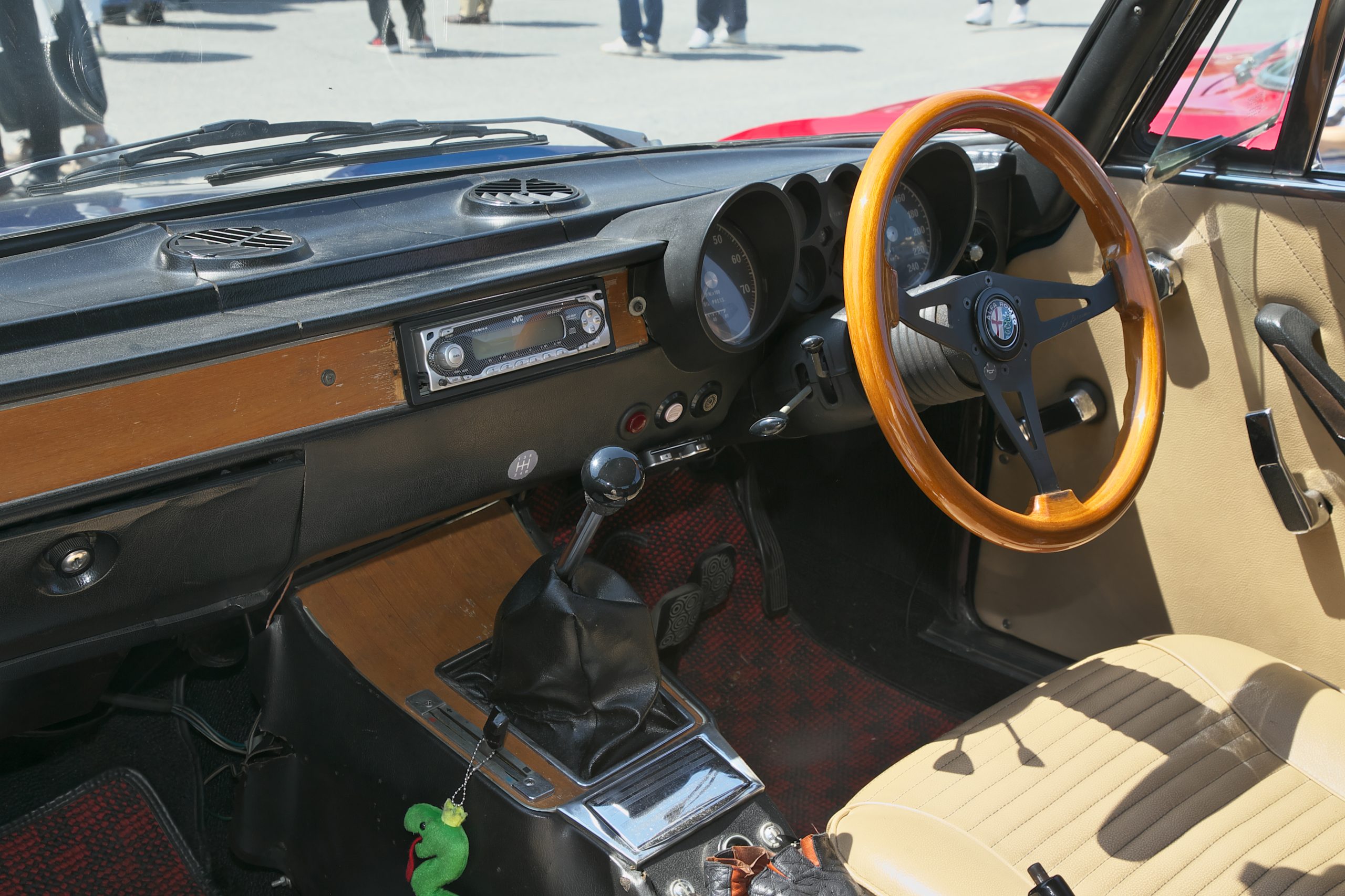 名車探訪】4灯式ヘッドライトが印象的な1974年式のアルファロメオ