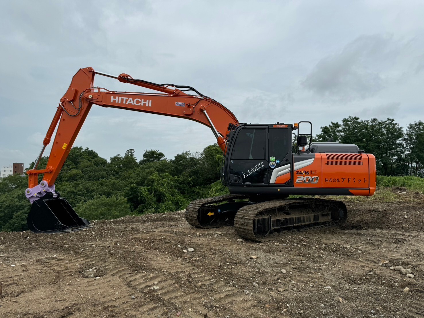 6月24日（大安）NEWショベルZX200-7納入しました。大勢の現場ご活躍を