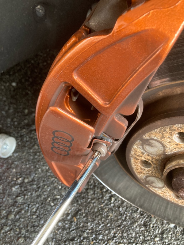 DIY アウディ A7 フロントブレーキパッド交換 - ばくブログ