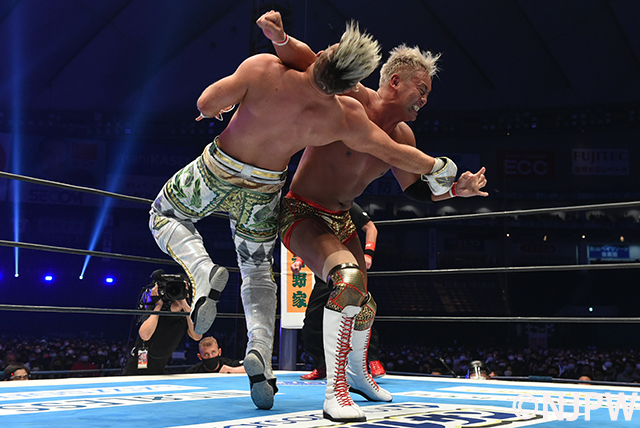 約一年ぶりにレインメーカーを解禁したオカダ・カズチカがオスプレイに