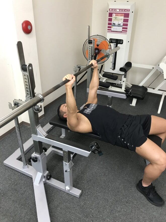 太い腕をつくるナローベンチプレスのやり方とコツ | 【公式】beLEGEND