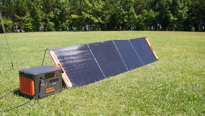 Jackeryの200Wソーラーパネル(SolarSaga200)はポータブル電源を1日で