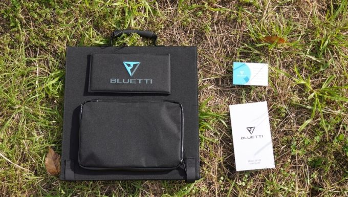BLUETTI SP120 120Wのソーラーパネルをレビュー | 4つ折りのコンパクト