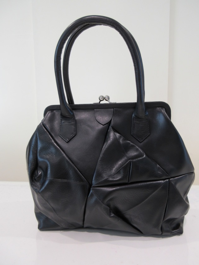 Y's YOHJI YAMAMOTO (ワイズ ヨウジヤマモト) 半艶レザー立体口金縦長