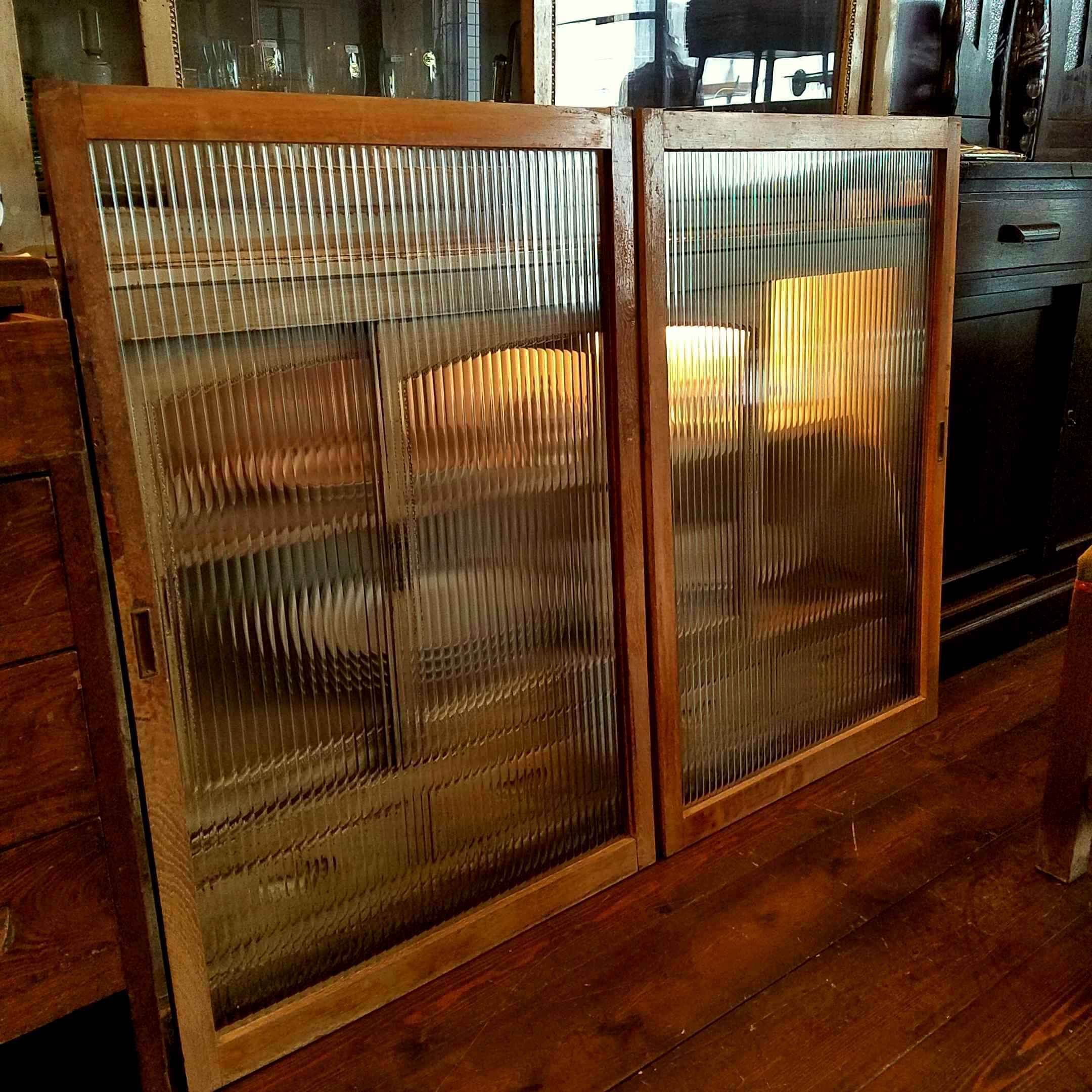 昭和レトロな木枠のモールガラス建具 - [Sold Out]過去の販売商品