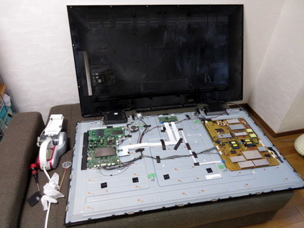 東芝製液晶テレビ、REGZA 55Z8 の画面ブラックアウトの修理 （分解と