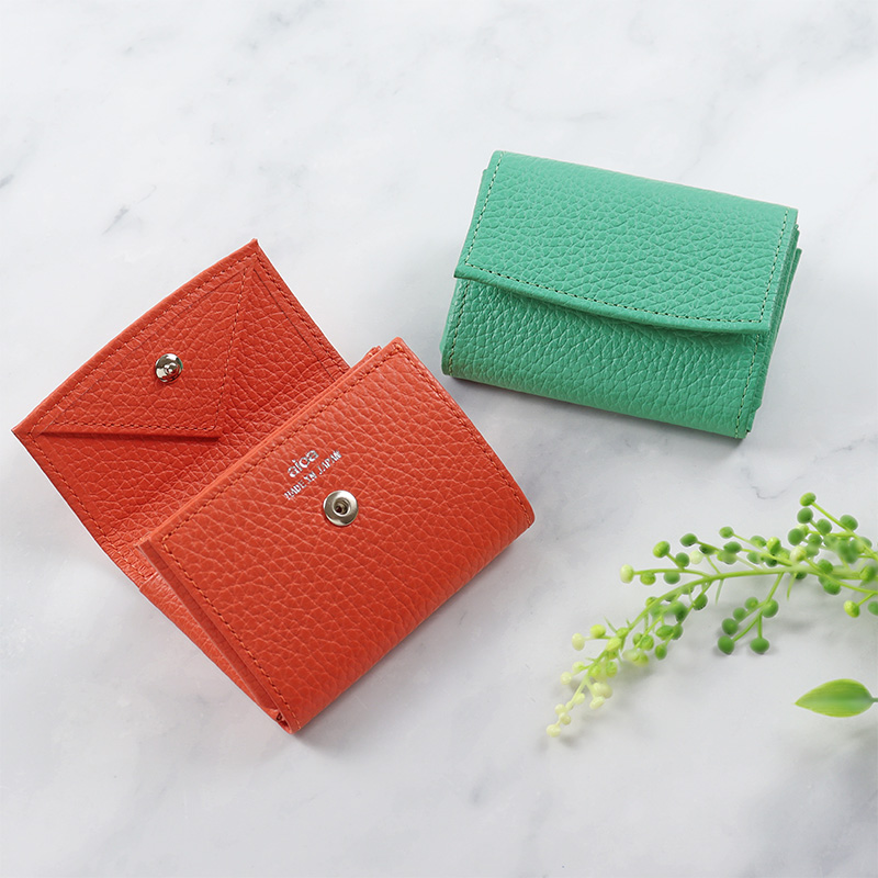 コンパクトなのに中身が取り出しやすい。新発想のミニ財布『aioa mini