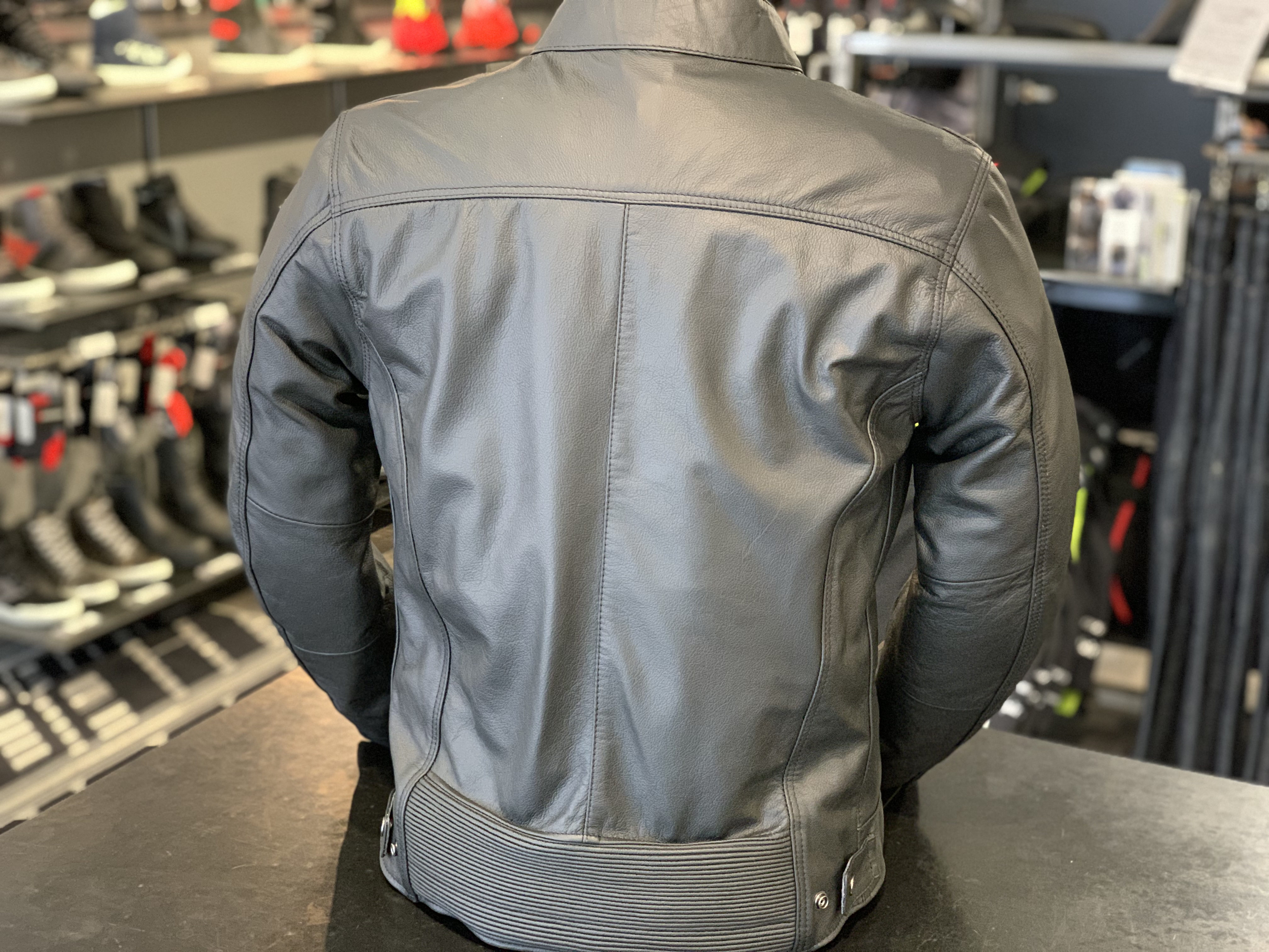 新作カジュアルレザージャケットの魅力と特徴について【ZAURAX LEATHER