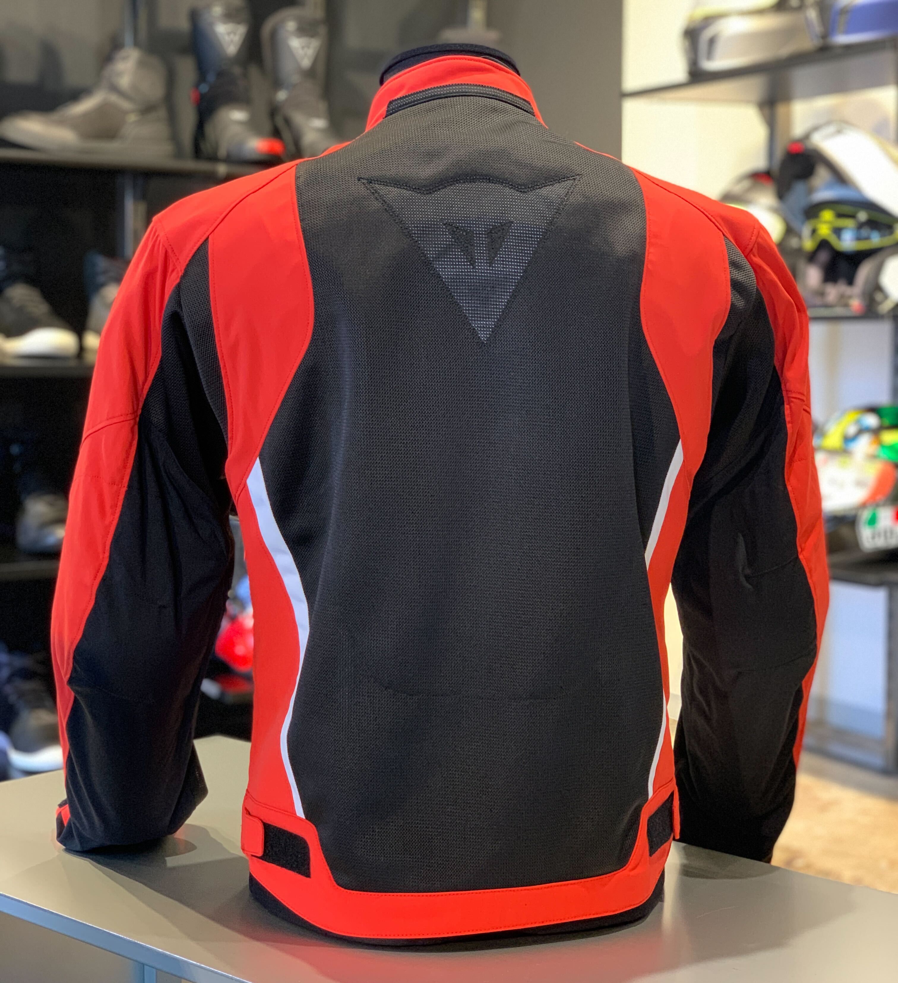 春の到来に合わせて、通気性の良いメッシュジャケットが入荷いたしました！