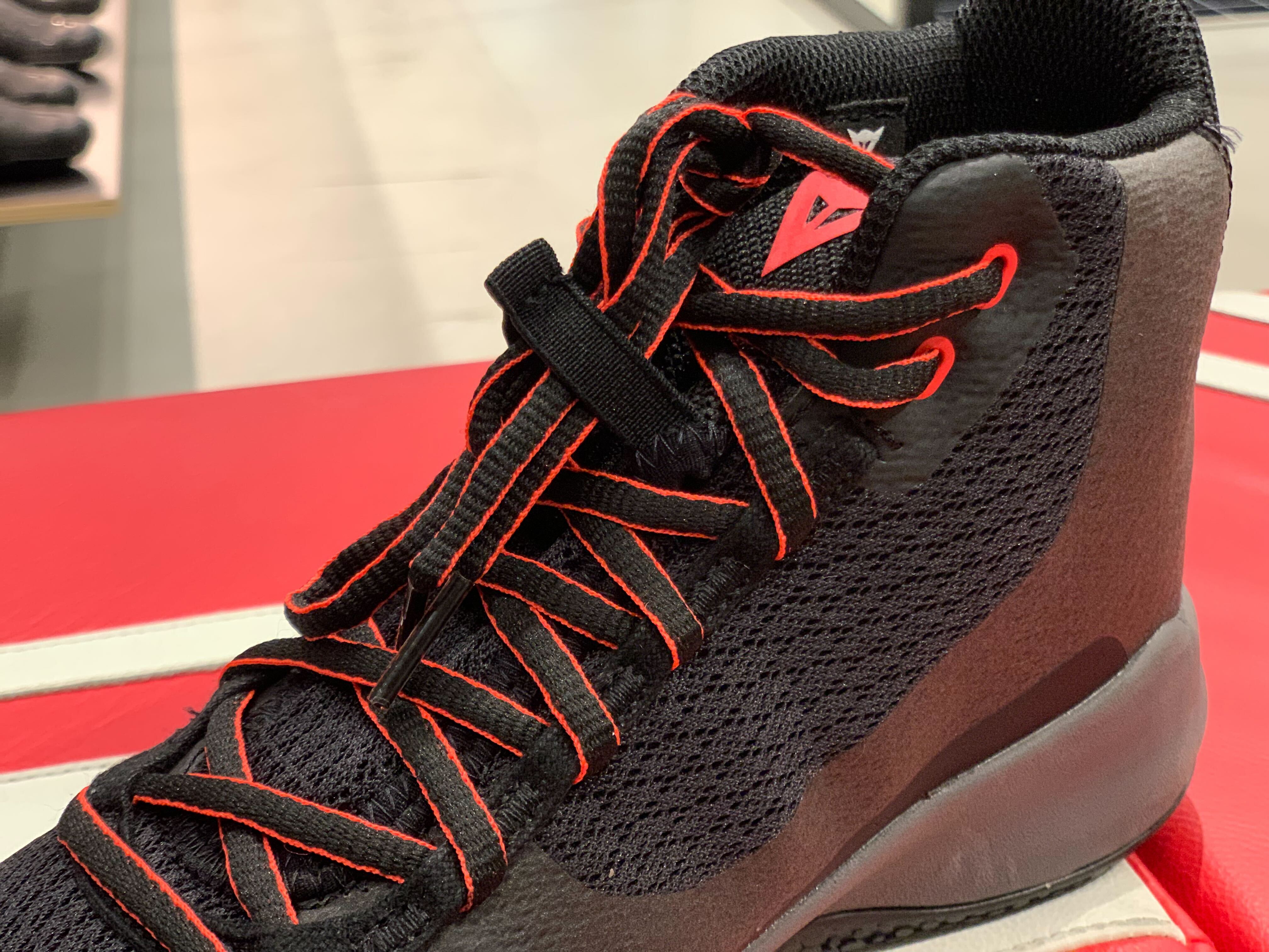 高い通気性と快適性を誇る新作シューズ