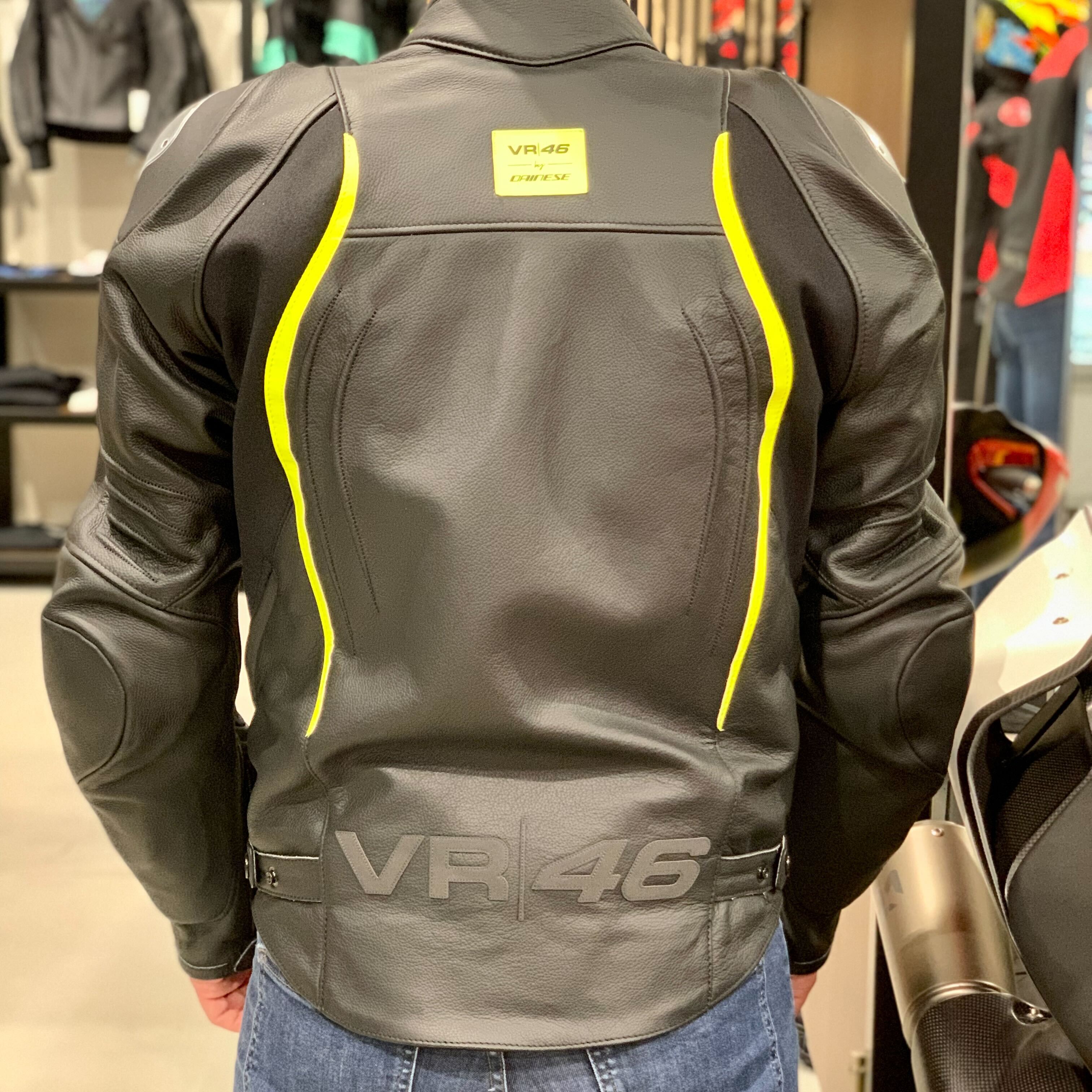 生きる伝説バレンティーノ ロッシとのコラボレザージャケット【VR46