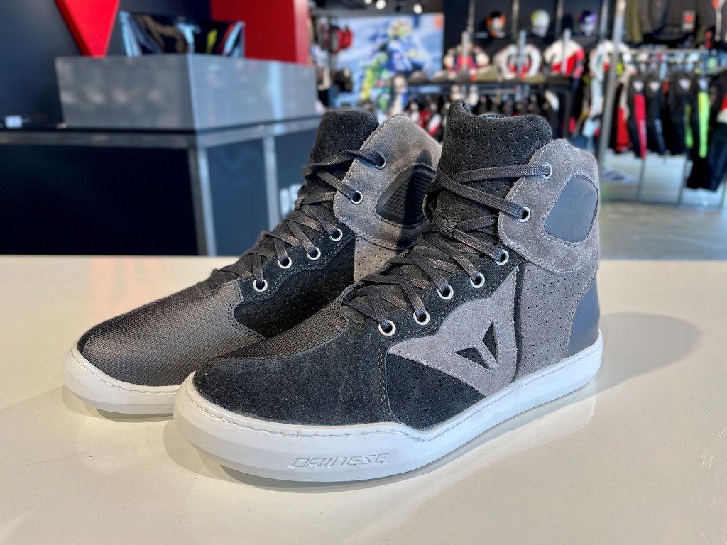 夏の暑さには足元から涼しさを。通気性に優れたカジュアルシューズ3選