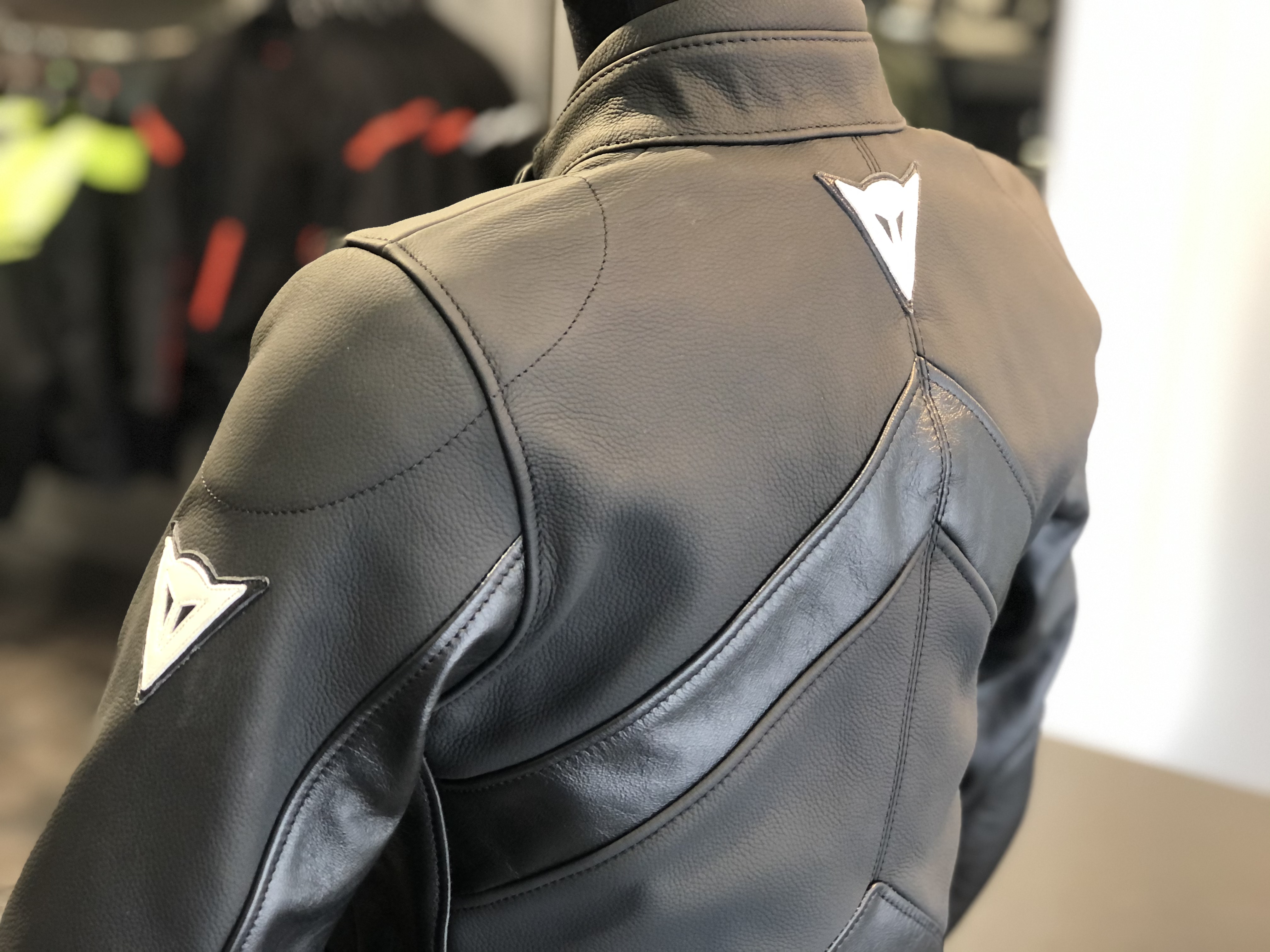 クラシックなデザインが魅力的な新作レディースレザージャケット