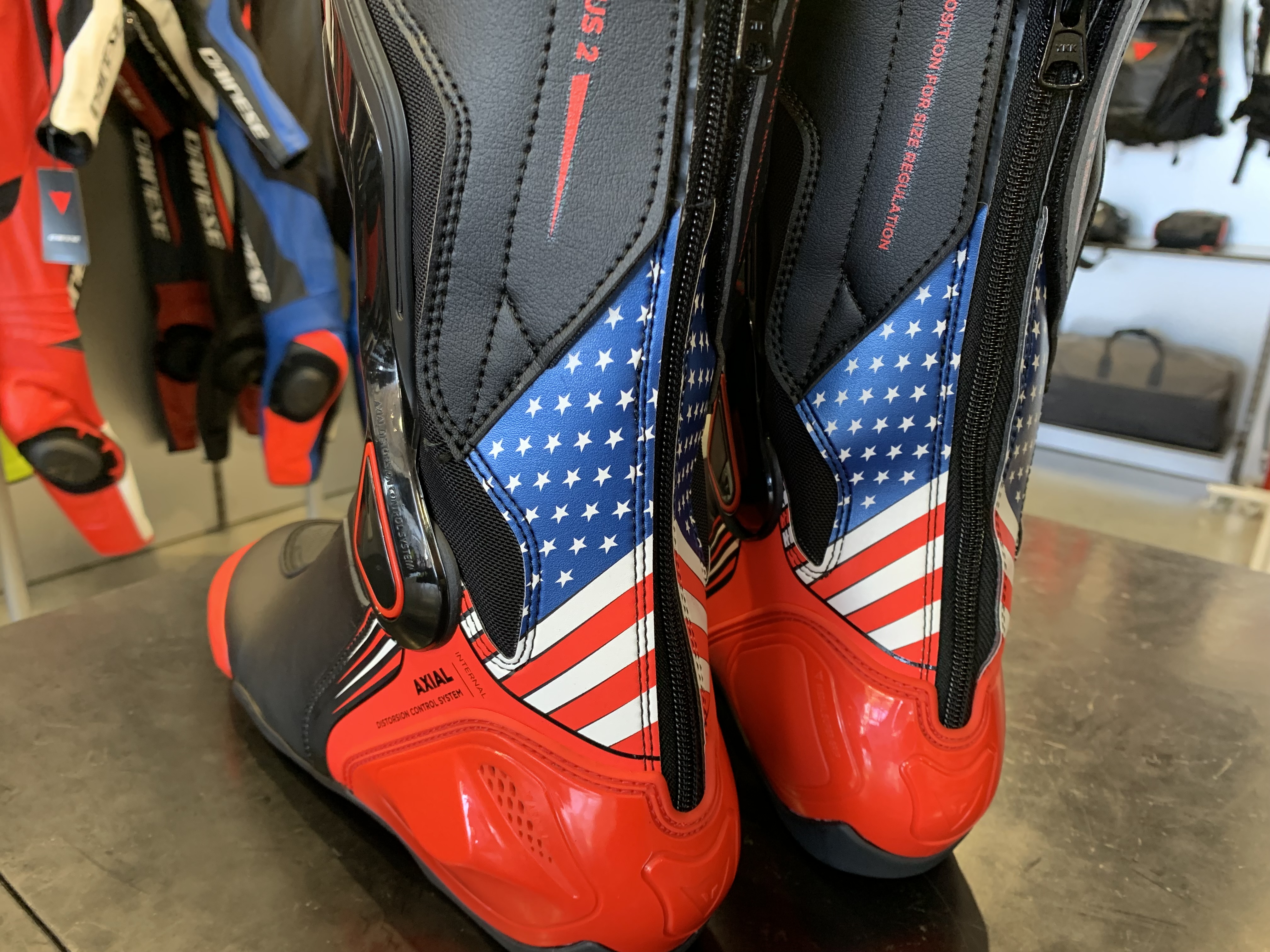 ロングセラーのブーツ【NEXUS】が 国旗のデザインを纏って新登場。