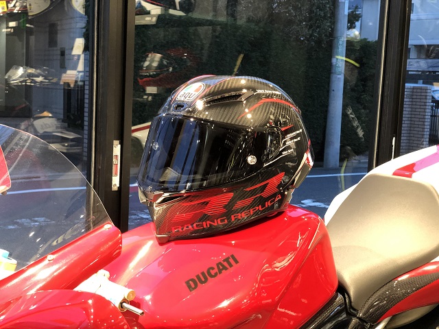 カーボンにレッドのラインが映える”PISTA GP RR PERFORMANCE CARBON