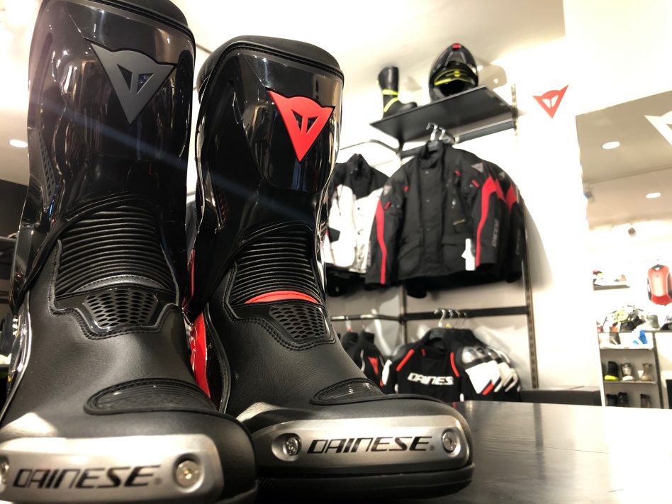 ユニークなカラーリングのレーシングブーツ【TORQUE 3】