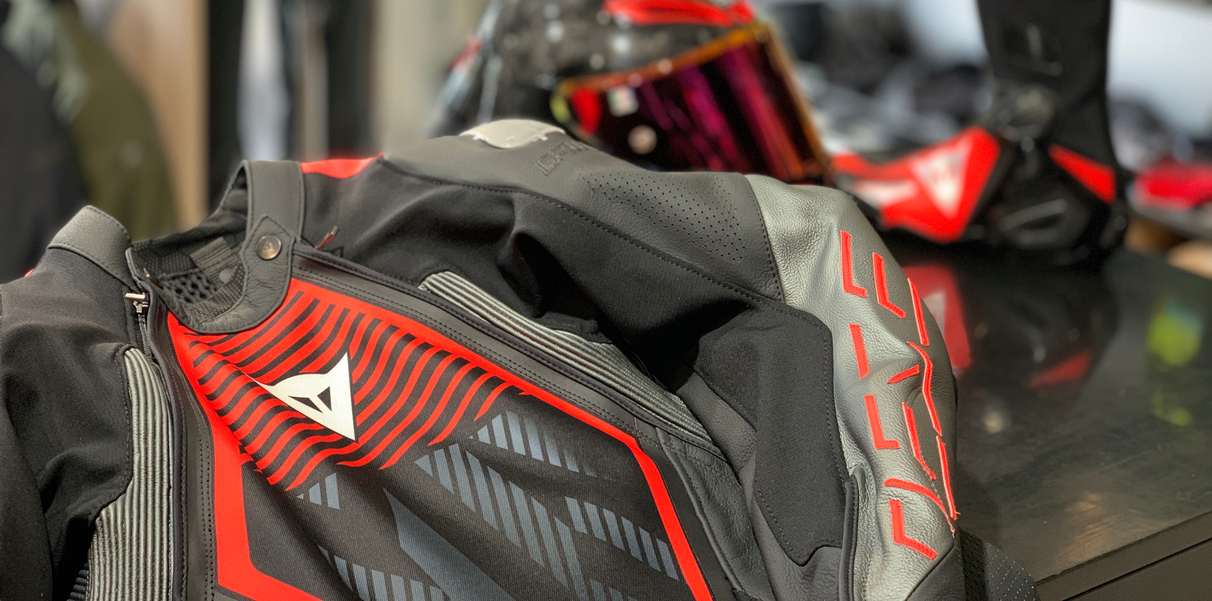 最新ダイネーゼレザースーツ！AUDAX D-ZIP 1PC PERF. LEATHER SUITの