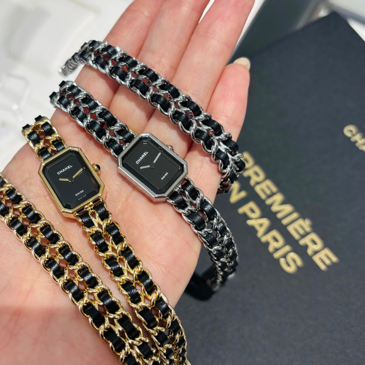 シャネル 】レザーを編み込んだチェーンブレスレットを二重巻きに