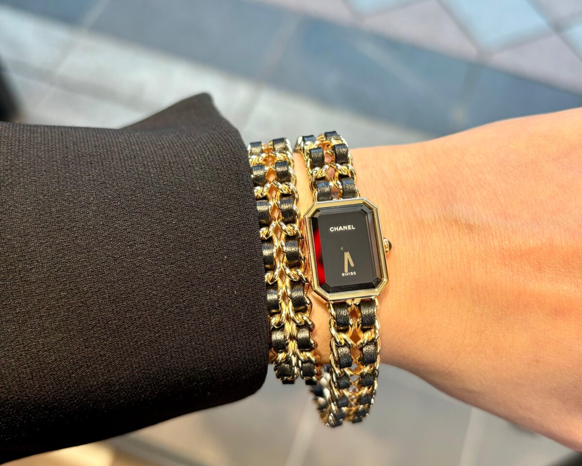 シャネル 】レザーを編み込んだチェーンブレスレットを二重巻きに