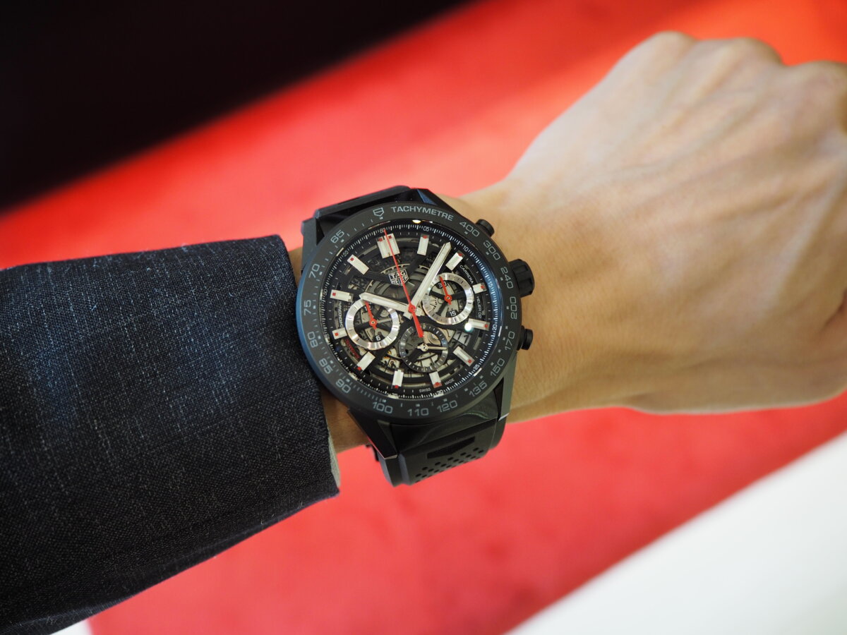 夏の腕元はスケルトン×ラバーベルトの時計で華やかに「タグ・ホイヤー