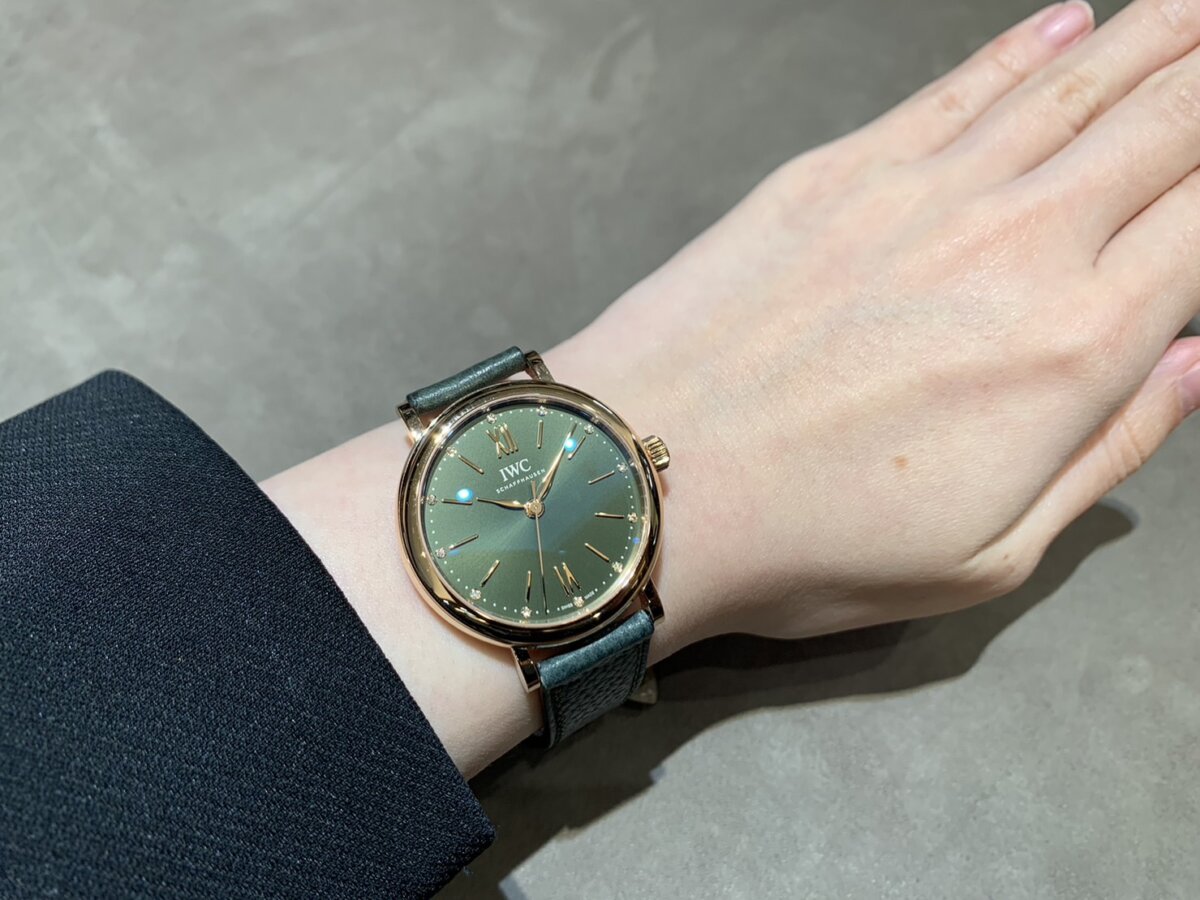 IWC】ゴールド×グリーンで差がつく レディースウォッチ。「ポート