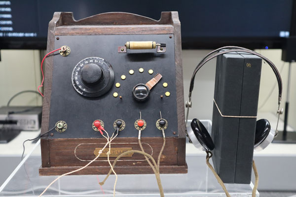 ラジオ放送100周年記念展～よみがえった100年前のラジオ～ | SHARP Blog