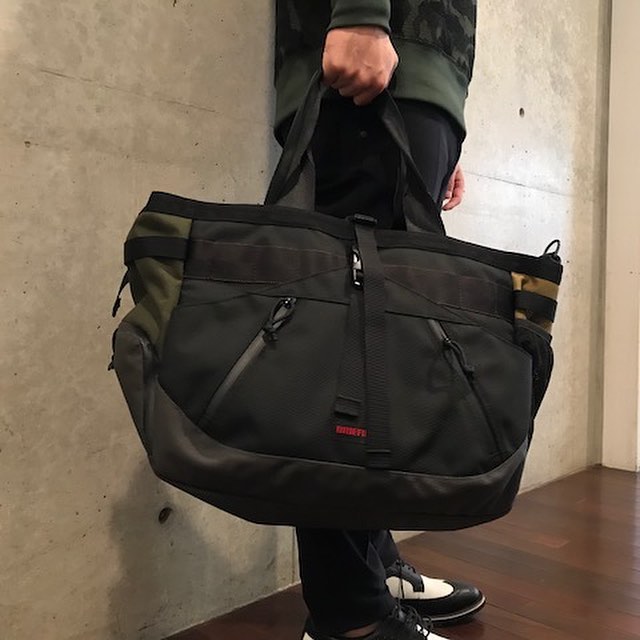 旅行やジム用バッグとしても使えてオススメのブリーフィングの