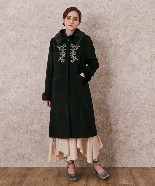axes femme（アクシーズファム）の「ファー襟付刺繍ロングコート
