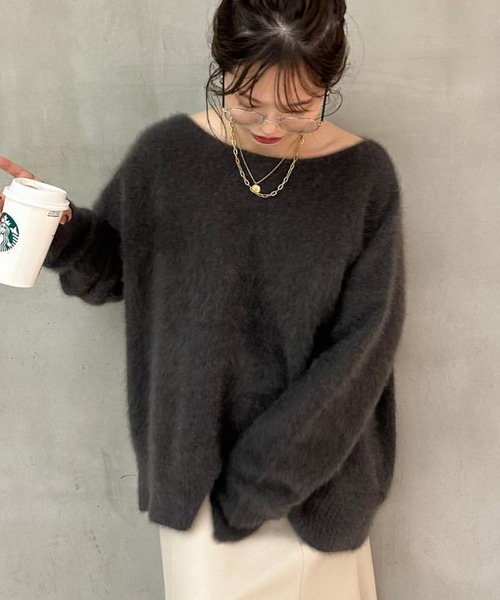 anuans（アニュアンス）の「ラクーンボートネックニットプルオーバー