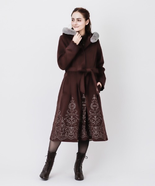 axes femme（アクシーズファム）の「パネル刺繍Aラインコート