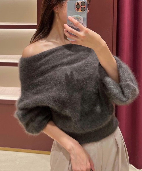 anuans（アニュアンス）の「ラクーンオフショルニットプルオーバー