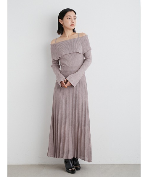 LILY BROWN（リリーブラウン）の「ケープカラーラメニットワンピース