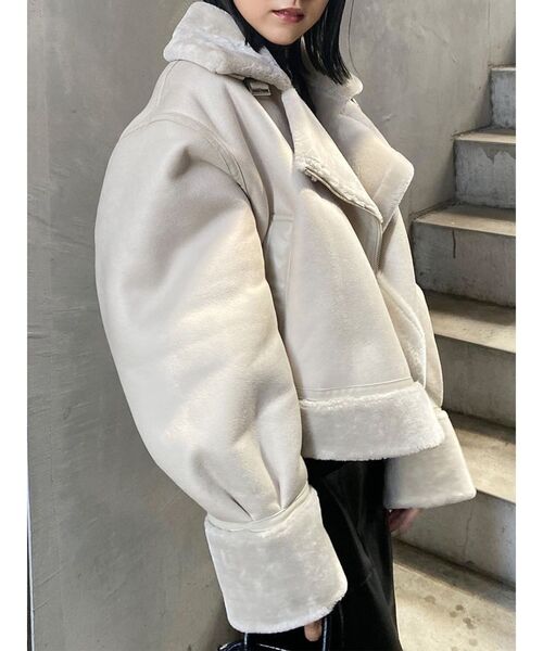 MURUA（ムルーア）の「ショートエアリーフェイクムートンジャケット