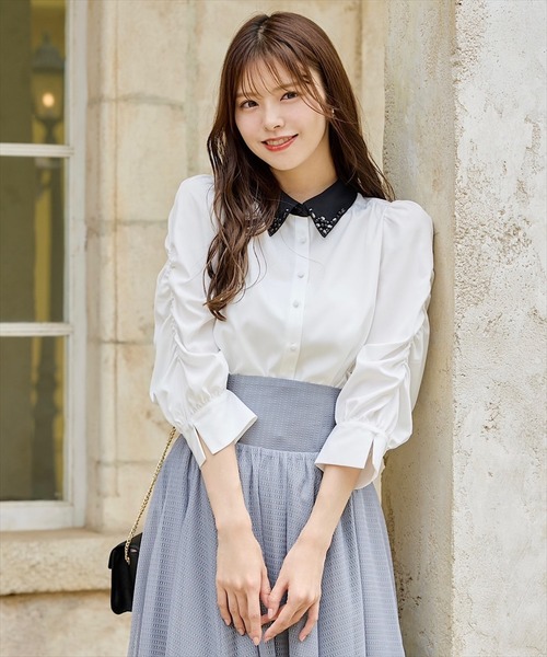 SWINGLE（スウィングル）の「ビジュー衿ショルダーギャザーシャツ