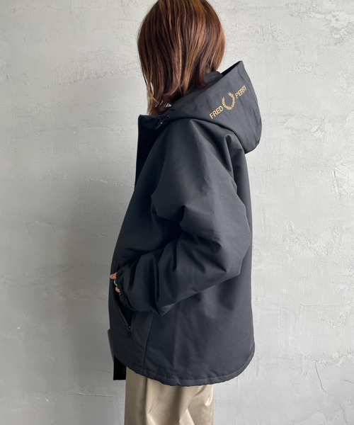 FRED PERRY/フレッドペリー] 別注 パデッド フード刺繍シェル