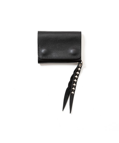 CALEE（キャリー）の「PLANE LEATHER FLAP HALF WALLET ＜STUDS CHARM