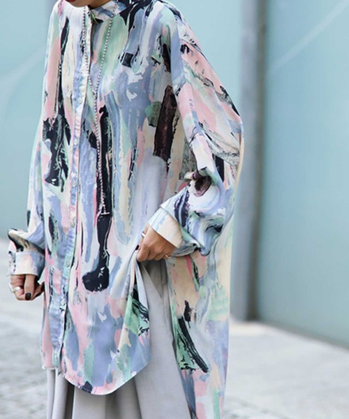 antiqua（アンティカ）の「水彩プリント風アート柄シアーシャツ