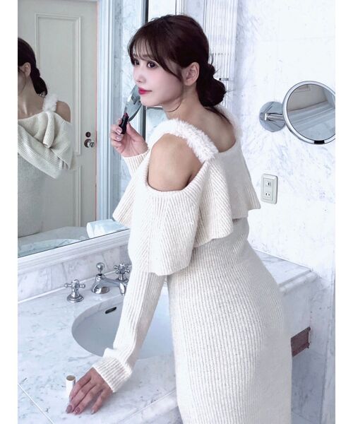 EATME（イートミー）の「フェイクファーオフショルニットワンピース