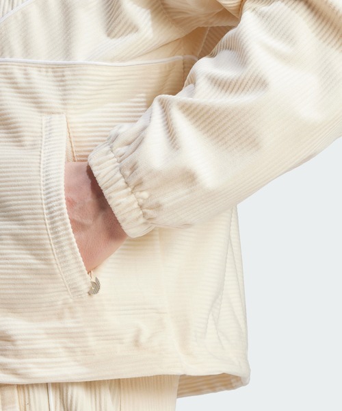 adidas（アディダス）の「アディカラー シーズナル コーデュロイ