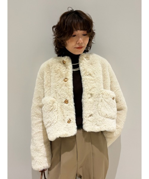 Mila Owen（ミラオーウェン）の「金ボタンクロップドファージャケット