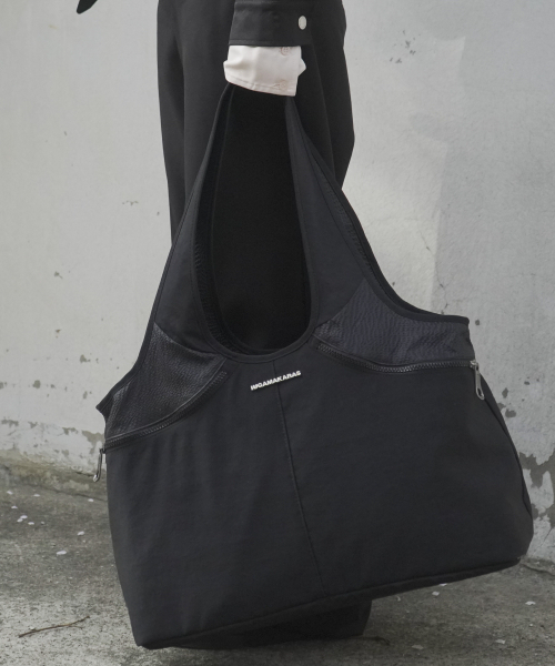 セール】Nylon Shopper Bag (Black)（ショルダーバッグ）｜IUGAMAKARAS