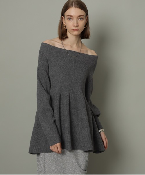CADUNE（カデュネ）の「オフショルペプラムニット（ニット/セーター
