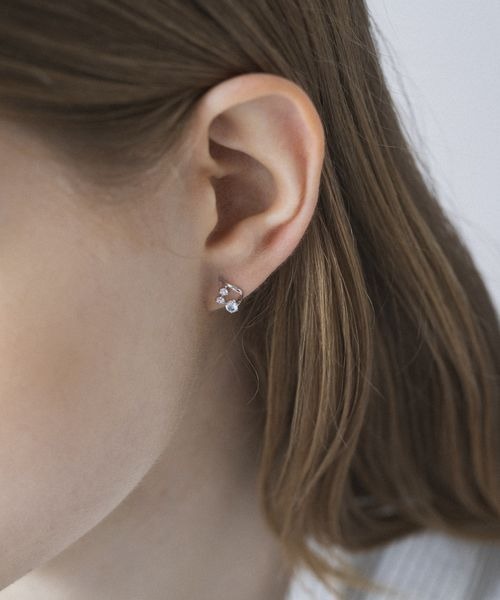 4℃（ヨンドシー）の「K10ホワイトゴールド しずく ピアス（ピアス（両