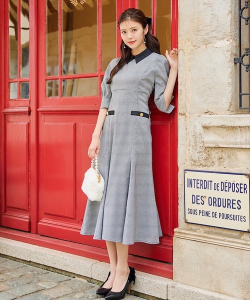 SWINGLE（スウィングル）の「バイカラー衿金ボタンデザインワンピース