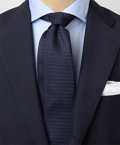 BEAMS F（ビームスエフ）の「Drake's / ネイビーソリッドタイ1962